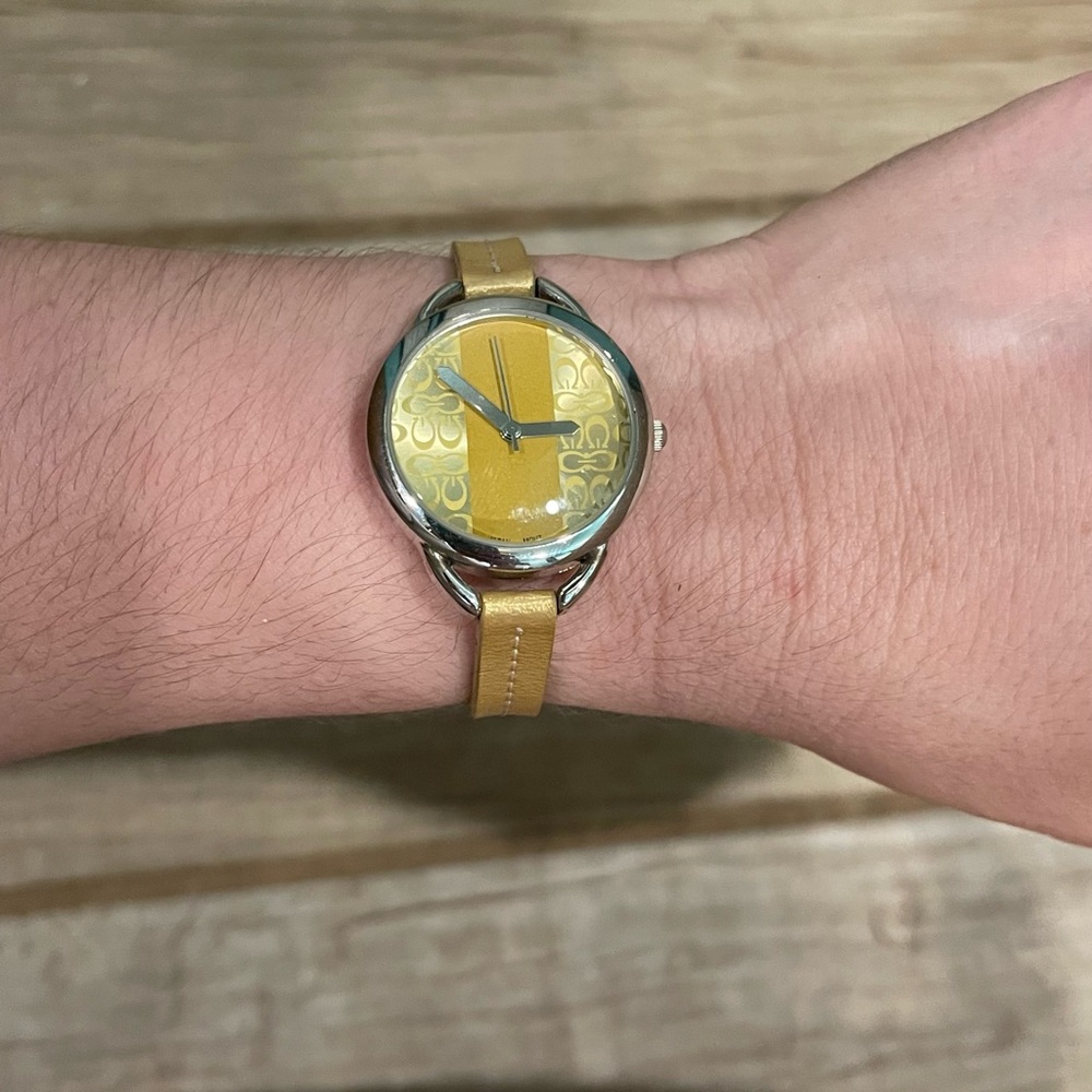 Golden Leather Strap “Gucci” Watch